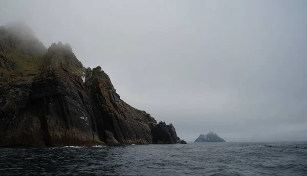 1820-1826, two lighthouses were built on the Great Skellig, also called Skellig Michael. However, the upper lighthouse was so often clouded by clouds or sea fog that its operation was stopped in 1870.