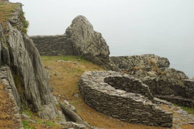 Büyük İskelet olarak da bilinen Skellig Michael adası İrlanda 'nın en bilinen ama ulaşılması zor ortaçağ manastırlarından birine ev sahipliği yapmaktadır..