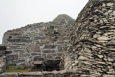 Büyük İskelet olarak da bilinen Skellig Michael adası İrlanda 'nın en bilinen ama ulaşılması zor ortaçağ manastırlarından birine ev sahipliği yapmaktadır..