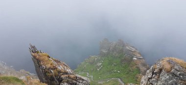 Büyük İskelet olarak da bilinen Skellig Michael adası İrlanda 'nın en bilinen ama ulaşılması zor ortaçağ manastırlarından birine ev sahipliği yapmaktadır..