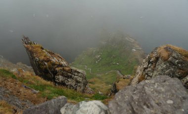 Büyük İskelet olarak da bilinen Skellig Michael adası İrlanda 'nın en bilinen ama ulaşılması zor ortaçağ manastırlarından birine ev sahipliği yapmaktadır..