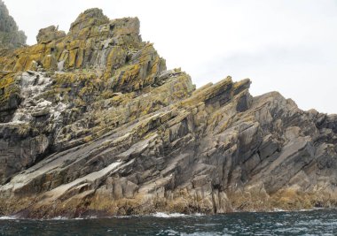 Büyük İskelet olarak da bilinen Skellig Michael adası İrlanda 'nın en bilinen ama ulaşılması zor ortaçağ manastırlarından birine ev sahipliği yapmaktadır..