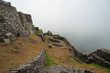 Büyük İskelet olarak da bilinen Skellig Michael adası İrlanda 'nın en bilinen ama ulaşılması zor ortaçağ manastırlarından birine ev sahipliği yapmaktadır..