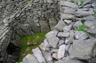 Büyük İskelet olarak da bilinen Skellig Michael adası İrlanda 'nın en bilinen ama ulaşılması zor ortaçağ manastırlarından birine ev sahipliği yapmaktadır..