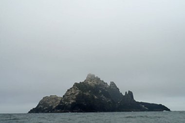 Büyük İskelet olarak da bilinen Skellig Michael adası İrlanda 'nın en bilinen ama ulaşılması zor ortaçağ manastırlarından birine ev sahipliği yapmaktadır..