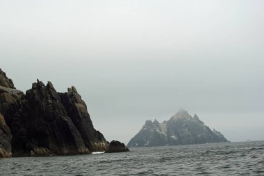 Büyük İskelet olarak da bilinen Skellig Michael adası İrlanda 'nın en bilinen ama ulaşılması zor ortaçağ manastırlarından birine ev sahipliği yapmaktadır..