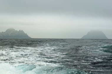 Büyük İskelet olarak da bilinen Skellig Michael adası İrlanda 'nın en bilinen ama ulaşılması zor ortaçağ manastırlarından birine ev sahipliği yapmaktadır..