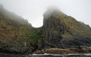Büyük İskelet olarak da bilinen Skellig Michael adası İrlanda 'nın en bilinen ama ulaşılması zor ortaçağ manastırlarından birine ev sahipliği yapmaktadır..