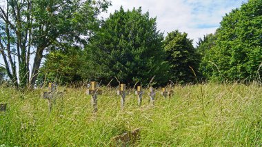 Gorleston-on-Sea 'deki St. Andrew Kilisesi' nde antik mezarları olan bir mezarlık..