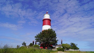 Norfolk 'un kuzey kıyısındaki Happisburgh Deniz Feneri, İngiltere' de bağımsız olarak işletilen tek deniz feneridir..