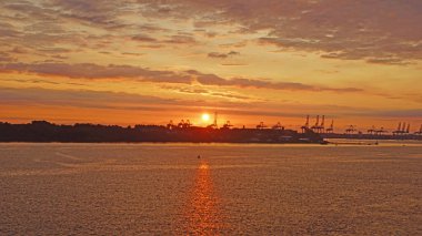 Hoeck 'tan Harwich' e giden feribotta gün doğumu.