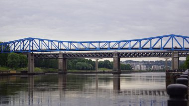 Kraliçe Elizabeth Köprüsü Tyne ve Newcastle arasında Tyne Nehri üzerinden Gateshead üzerinden Tyne Nehri 'ni geçer. Hat nehrin iki yakasındaki tünellerden geçiyor ve sadece köprüyü geçmek için dışarı çıkıyor..