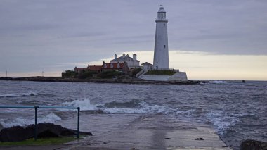 St. Mary 's Deniz Feneri, 1929' dan beri alçak gelgitte yüksek gelgitte taşan alçak bir geçitle Curry 's Point' ten ulaşılabilen St. Mary Adası 'ndaki gelgit adası..