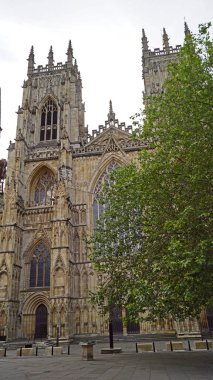 York Minster, resmi adı: Katedral ve York 'taki Metropolitan Kilisesi, İngiltere' nin en büyük ortaçağ kilisesi ve York Başpiskoposu 'nun merkezidir. 1472 'de 250 yıllık bir inşaat döneminden sonra tamamlandı..