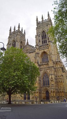 York Minster, resmi adı: Katedral ve York 'taki Metropolitan Kilisesi, İngiltere' nin en büyük ortaçağ kilisesi ve York Başpiskoposu 'nun merkezidir. 1472 'de 250 yıllık bir inşaat döneminden sonra tamamlandı..
