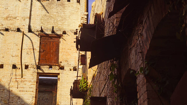 Разрушение складского здания мельничного комплекса Boellberg в Галле, Германия 