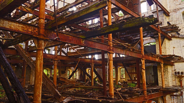 Разрушение складского здания мельничного комплекса Boellberg в Галле, Германия 