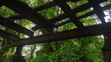 Almanya 'da Saalein Halle Saale nehrindeki değirmende eski bir iskele. 