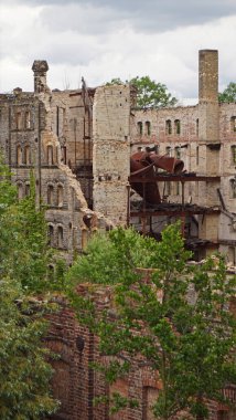 Almanya Halle 'deki Boellberg fabrika binasının yıkıntısı. 