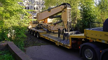 İnşaat alanına düşük yükleyicili vinç kolu teslimatı.