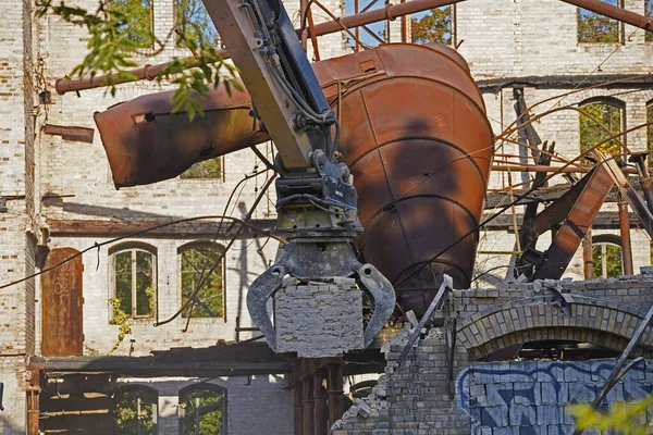Halle Boellberger轧机旧贮存中的旋风过滤器 — 图库照片