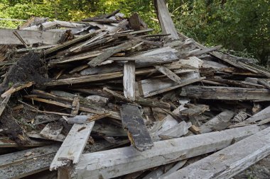 İnşaat alanındaki ahşap kirişler ve tahtalar bir binanın yıkımından sonra