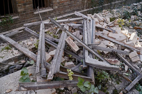Holzbalken Und Bretter Auf Der Baustelle Nach Dem Abriss Eines — Stockfoto