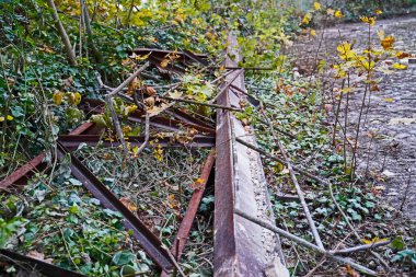 İnşaat alanındaki eski metal parçalar ve kirişler bir binanın yıkımından sonra