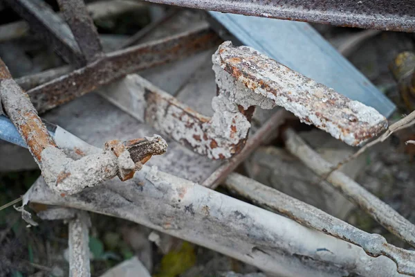Nşaat Alanındaki Eski Metal Parçalar Kirişler Bir Binanın Yıkımından Sonra — Stok fotoğraf