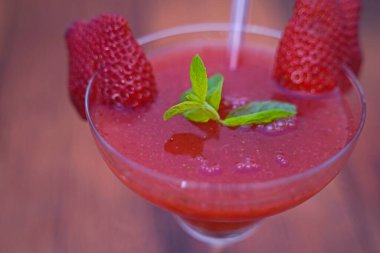 Bardakta çilekli rom kokteyli. Bardakta servis edilen lezzetli ve meyveli kokteyller.