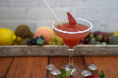 Çilekli rom, cama çarpar. Bardakta servis edilen lezzetli ve meyveli kokteyller.