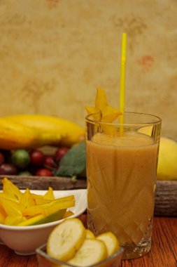 Mango muzlu meyve püresi. Alkolsüz renkli Smoothie bardaklara yerleştirilmiş.