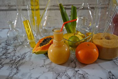 Ananas limonlu papaya portakallı tropik kokteyl. Laboratuvarda renkli kokteyller servis ediliyor.