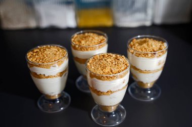 Yoğurtlu tatlı, süzme peynir, mandalina, kurabiye ve krema bardakta.. 