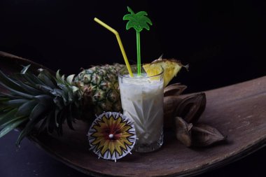 Rom, ananaslı muzlu hindistan ceviziyle buluşur. Bardakta servis edilen lezzetli ve meyveli kokteyller.