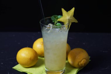 Cama muz likörü konmuş limon çeşidi. Bardakta servis edilen lezzetli ve meyveli kokteyller.