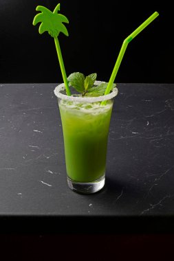 Votka portakallı muzlu curacao ile buluşur. Bardakta servis edilen lezzetli ve meyveli kokteyller.