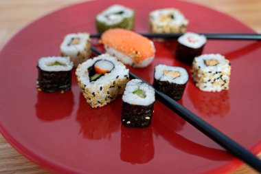 Yemek çubuklarıyla servis edilen suşi.