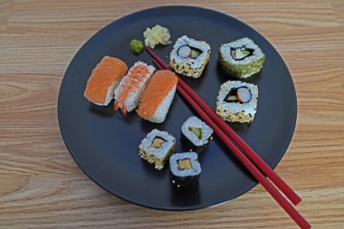 Yemek çubuklarıyla servis edilen suşi.
