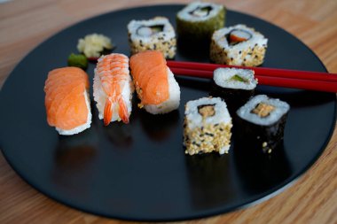 Yemek çubuklarıyla servis edilen suşi.