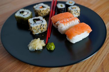Yemek çubuklarıyla servis edilen suşi.