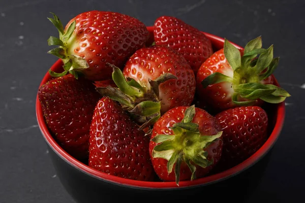 Kırmızı kasede taze çilek. 