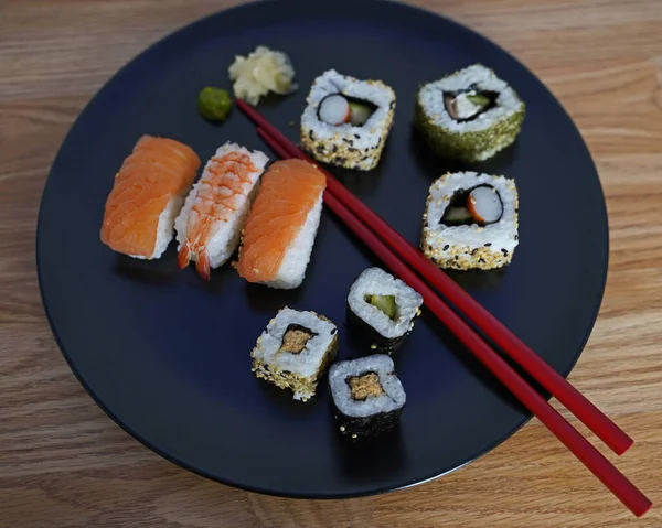 Yemek çubuklarıyla servis edilen suşi.