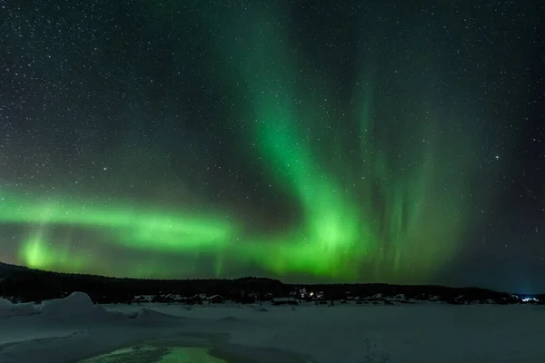 Αντανάκλαση Του Borealis Aurora Στον Πάγο Της Kolvitsa Riv — Φωτογραφία Αρχείου