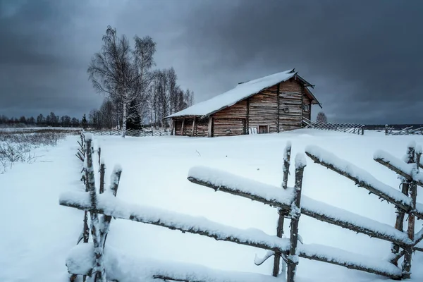 Χειμώνας Στο Νησί Κίζι Ξύλινο Καρελιανό Σπίτι Στο Kizhi — Φωτογραφία Αρχείου
