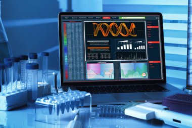 Genetik Araştırma Laboratuvarı Tezgahında genetik sıralama yazılımı olan genetik mühendislik laboratuarı / bilgisayarından alınan bir dizüstü bilgisayardaki DNA dizilimi analizi yazılımı