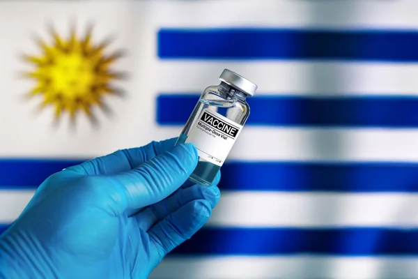 Arzt Mit Fläschchen Des Impfstoffs Für Covid Und Uruguay Fahne — Stockfoto