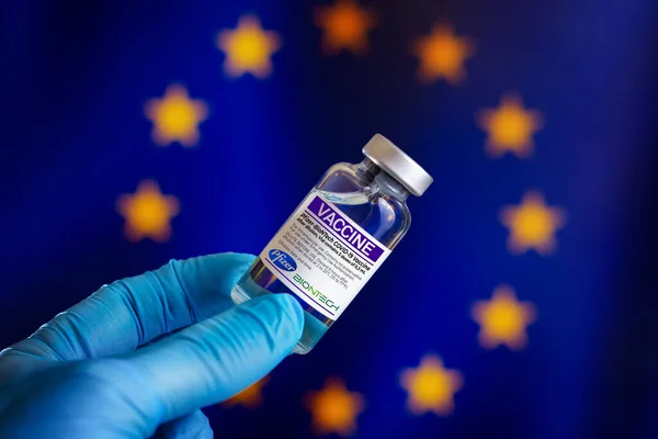 マドリード マドリード スペイン 2021年4月16日 欧州経済共同体諸国におけるCovid 19コロナウイルスのワクチン接種のためのワクチンファイザーバイオテクノロジーの用量とバイアル — ストック写真
