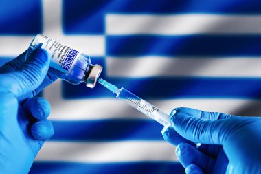 Doktor Yunanistan 'daki hastalıklara karşı aşı için aşı enjeksiyonu şişesi hazırlıyor. Enfeksiyonların önlenmesi için şırıngaya aşı enjekte etmek Yunan bayrağı önünde