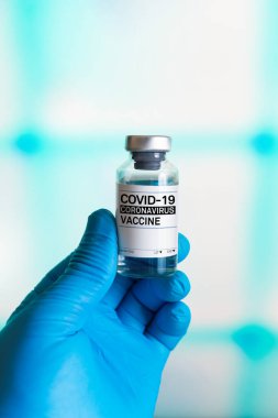 Covid-19 Coronavirus 'a karşı aşı programı için bir şişe aşı. Doktor elinde kovid 19 koronavirüs aşısı olan bir ilaç şişesi tutuyor.